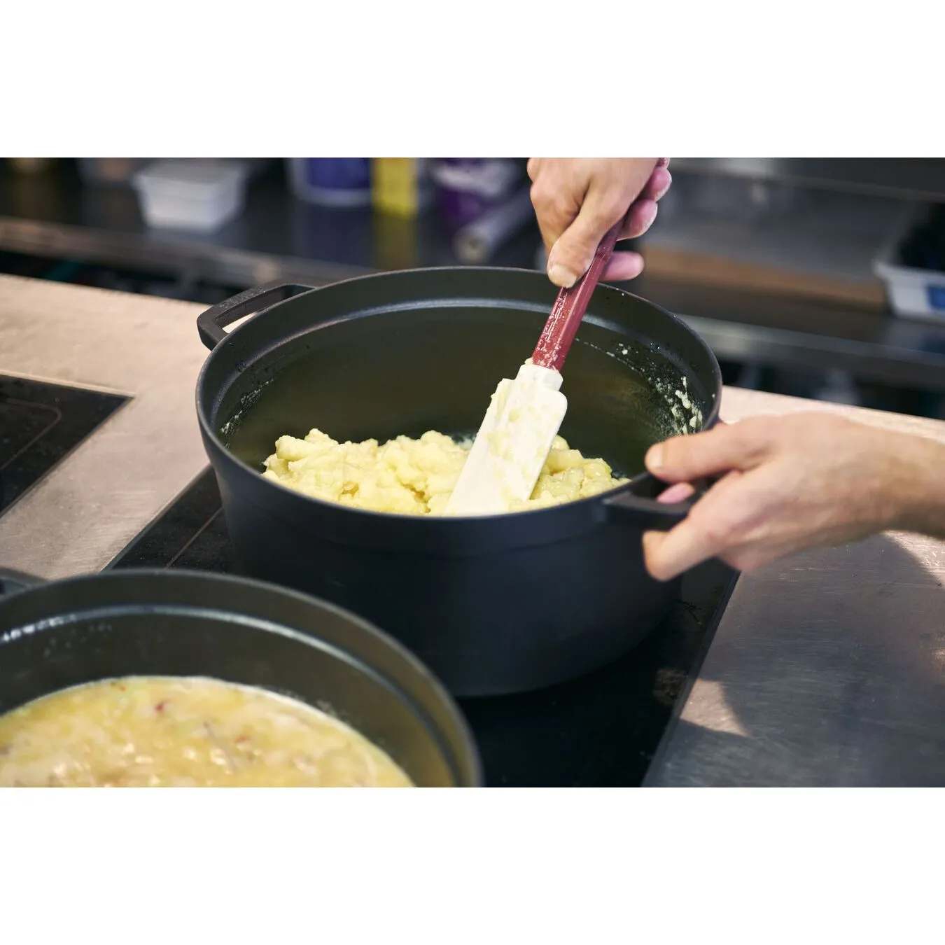 Staub 34 Cm Round Cast Iron Cocotte Black 6 Staub 34 Cm Round Cast Iron Cocotte Black - Image 6